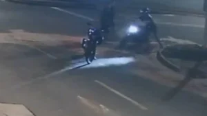 Jovem tem moto furtada por dupla que o cercou nas Moreninhas