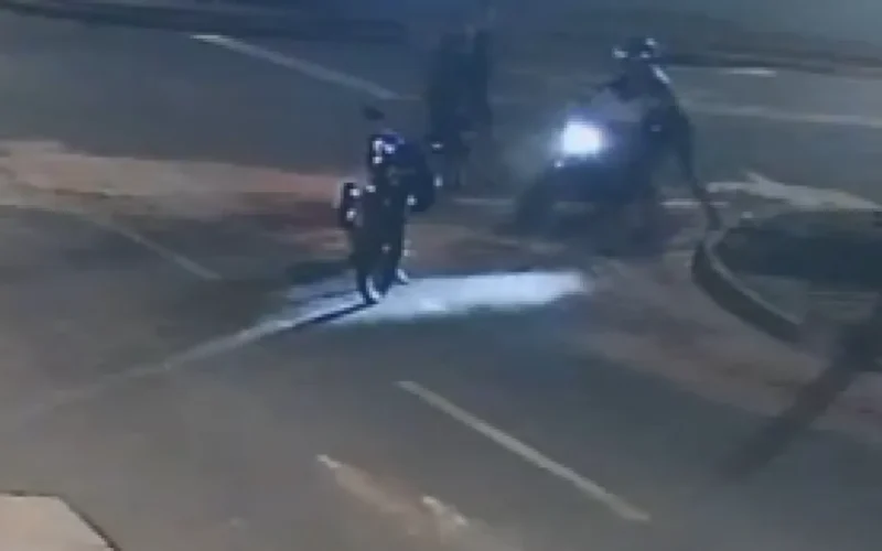 Jovem tem moto furtada por dupla que o cercou nas Moreninhas