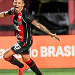 Vitória goleia Athletico-PR e avança às quartas da Copa do Brasil