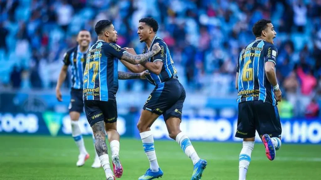 Grêmio vira sobre São Paulo, vence por 2 a 1 e deixa o Z-4 do Brasileirão