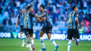 Grêmio vira sobre São Paulo, vence por 2 a 1 e deixa o Z-4 do Brasileirão