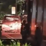 Caminhão tomba após acidente com F-1000 e interdita avenida em Campo Grande