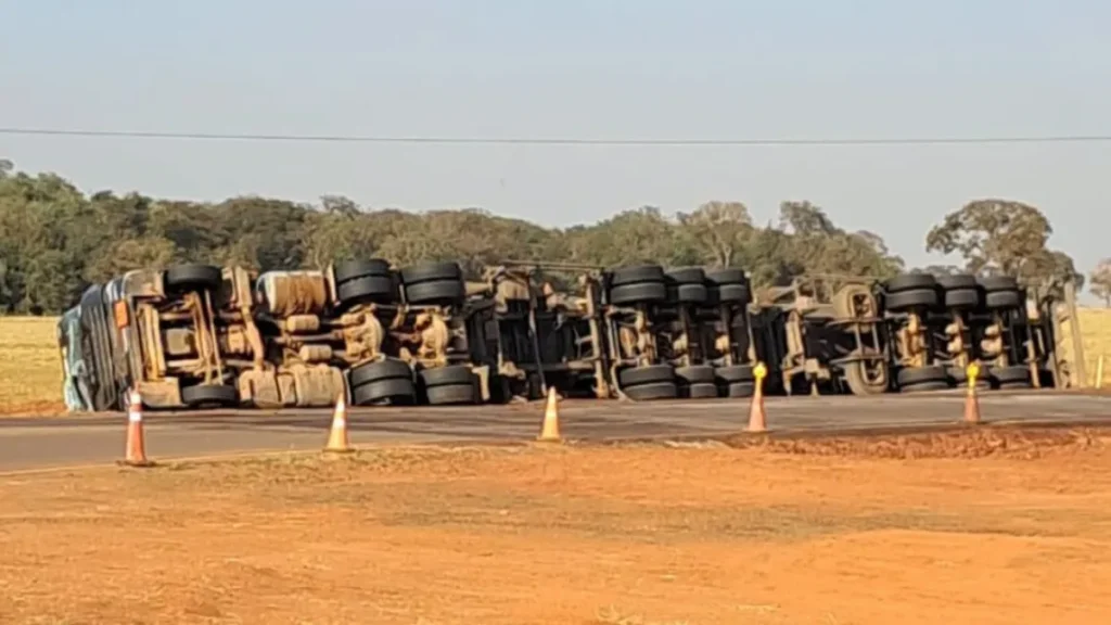 BR-436 segue bloqueada após vazamento de etanol