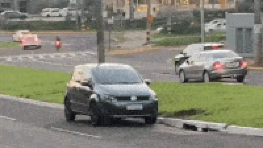 Carro estaciona no canteiro da Av. Mato Grosso e vídeo viraliza