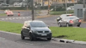 Carro estaciona no canteiro da Av. Mato Grosso e vídeo viraliza