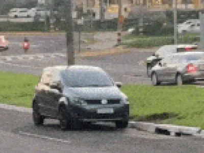 Carro estaciona no canteiro da Av. Mato Grosso e vídeo viraliza