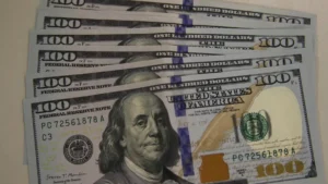 Dólar sobe a R$ 5,19 e atinge R$ 11,93 bi em saídas na bolsa