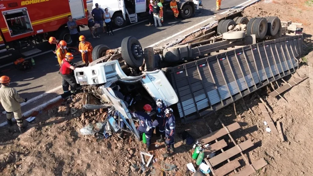 Caminhão com gado tomba na BR-262 e motorista fica preso às ferragens