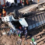Caminhão com gado tomba na BR-262 e motorista fica preso às ferragens